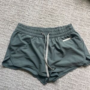 Vuori, Clementine Short 2.0, Sage / Slate Green, Size M